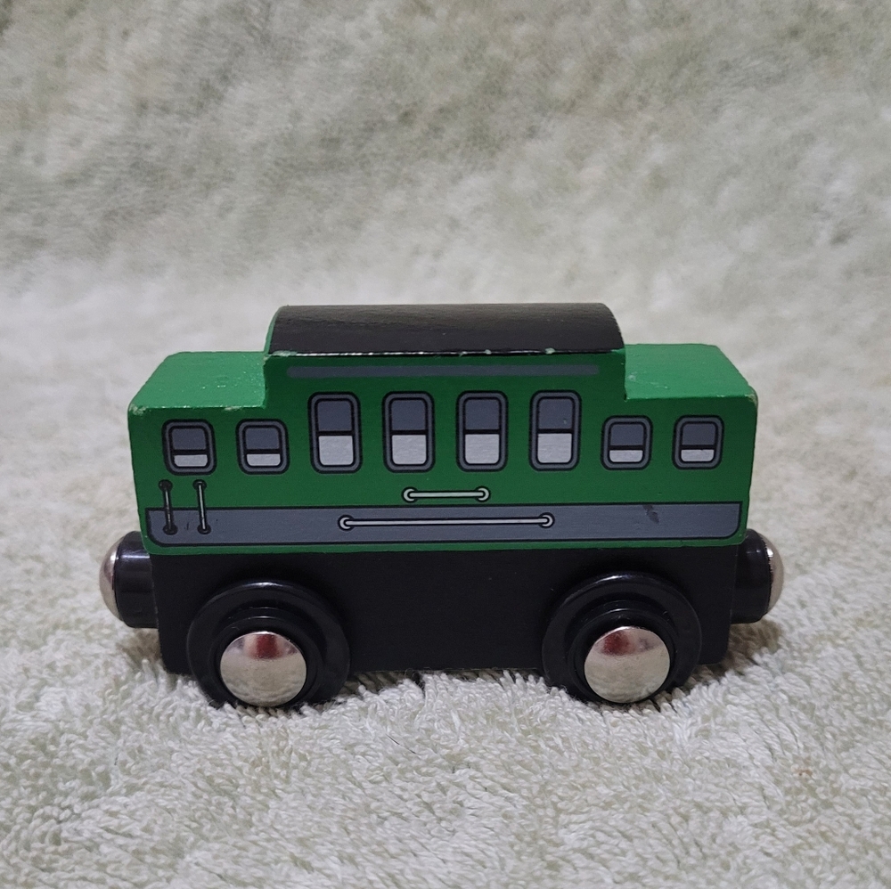 Maison Battat Wooden Railway Express Line Passenger Carriage Magnetic Car Green.